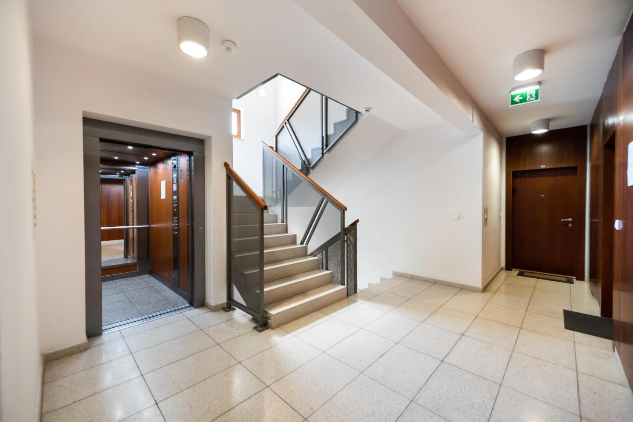 Wola Prime 2-Bedroom Apartment وارسو المظهر الخارجي الصورة